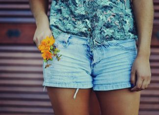 Jak nosić modne wiosenne szorty? Jak nosić modne wiosenne szorty?