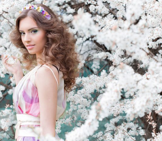 Jakie dodatki założyć do sukienki w kwiaty? Jakie torebki i buty?