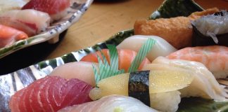 Kuchnia orientalna z ryżem w tle