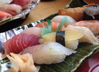 Młodzi w drodze do kuchni Kuchnia orientalna z ryżem w tle