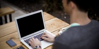 Zarabianie pieniędzy za pośrednictwem komputera.