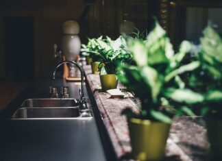 Jaki zlew pasuje do drewnianego blatu?