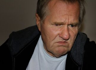 Czym szlifować metalowe futryny?