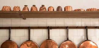 Jak powiesić patelnię w kuchni?