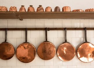 Jak powiesić patelnię w kuchni?