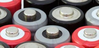 Czy wymienia się baterie w lampkach solarnych?