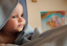 Czy niemowlę może patrzeć na lampki choinkowe? Czy niemowlę może patrzeć na lampki choinkowe?