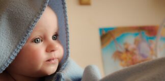 Czy niemowlę może patrzeć na lampki choinkowe?