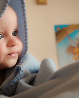 Czy niemowlę może patrzeć na lampki choinkowe?