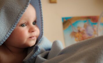 Czy niemowlę może patrzeć na lampki choinkowe? Czy niemowlę może patrzeć na lampki choinkowe?