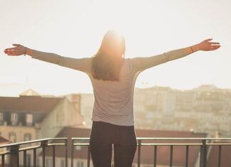 Czy balkon wlicza się do szerokości elewacji?