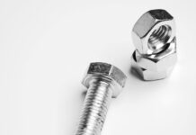 Co jest potrzebne do montażu maskownicy na grzejniku żeliwnym?