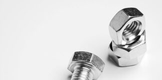 Co jest potrzebne do montażu maskownicy na grzejniku żeliwnym?