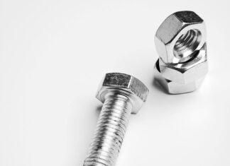 Co jest potrzebne do montażu maskownicy na grzejniku żeliwnym?