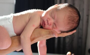 Jak naładować lampki solarne jak nie ma słońca?