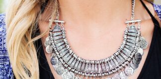 Co oznacza naszyjnik z żyletką?