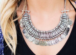 Co oznacza naszyjnik z żyletką?