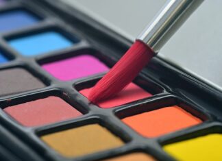 Czy malować sufit w kolorze ścian?