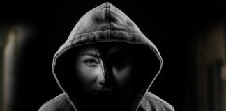 Jakie zagrożenia lub utrudnienia powoduję zbyt cienka warstwa otulenia prętów w elemencie żelbetowym?