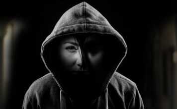 Jakie zagrożenia lub utrudnienia powoduję zbyt cienka warstwa otulenia prętów w elemencie żelbetowym?