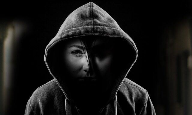 Jakie zagrożenia lub utrudnienia powoduję zbyt cienka warstwa otulenia prętów w elemencie żelbetowym?
