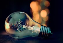 Dlaczego żarówka LED miga po włączeniu?