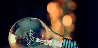 Dlaczego żarówka LED miga po włączeniu?