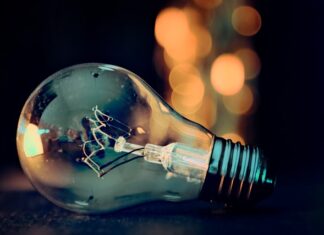 Dlaczego żarówka LED miga po włączeniu?