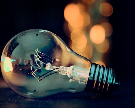 Dlaczego żarówka LED miga po włączeniu?