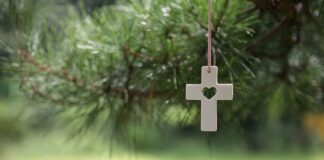 Czy stawia się krzyż na stole wigilijnym?