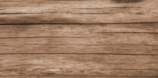 Jak wykończyć panele przy drzwiach wejściowych?