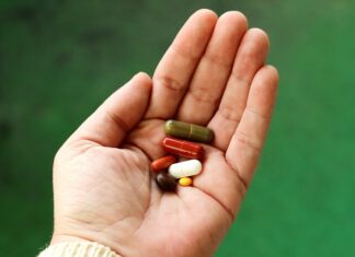 Jakie mogą być skutki braku osłony na części ruchomej urządzenia?