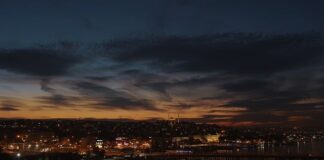 Jak podłączyć lampki choinkowe na zewnątrz?