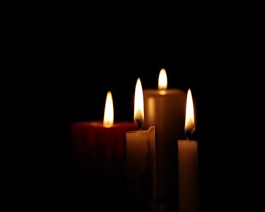 Jak uruchomić znicz solarny?