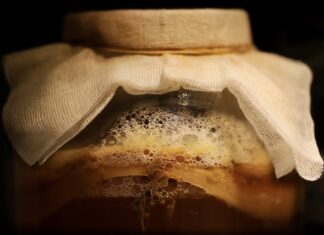 Dlaczego wychodzi grzyb przy oknie?