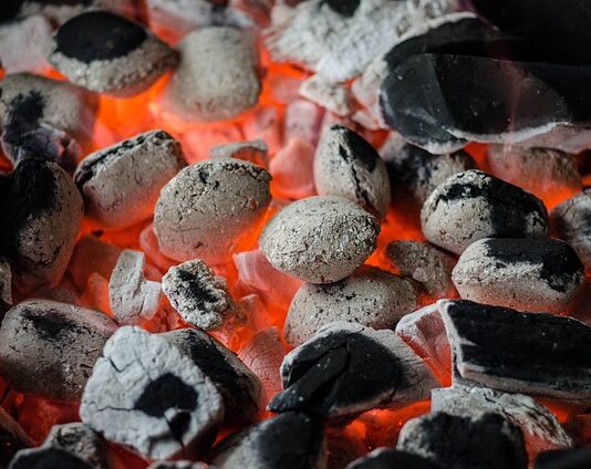 Czy można piec w folii aluminiowej? Czy można piec w folii aluminiowej?