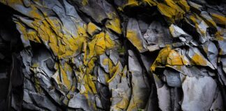 Czym wypełnić szczeliny między ościeżnica a ścianą?