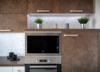 Czy lodówka może stać przy zlewie?