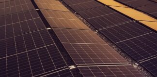 Jak wykończyć panele przy futrynie?