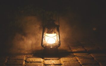 Dlaczego lampa LED lekko świeci po wyłączeniu?