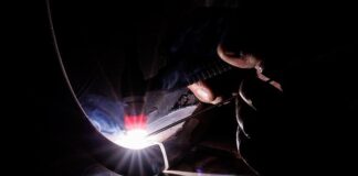 Co może się wydzielać podczas spawania lub docinania malowanych powierzchni?