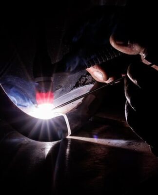 Co może się wydzielać podczas spawania lub docinania malowanych powierzchni?